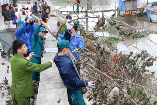 Gần 100 đoàn viên thanh niên phường Trại Chuối, quận Hồng Bàng dọn vệ sinh môi trường